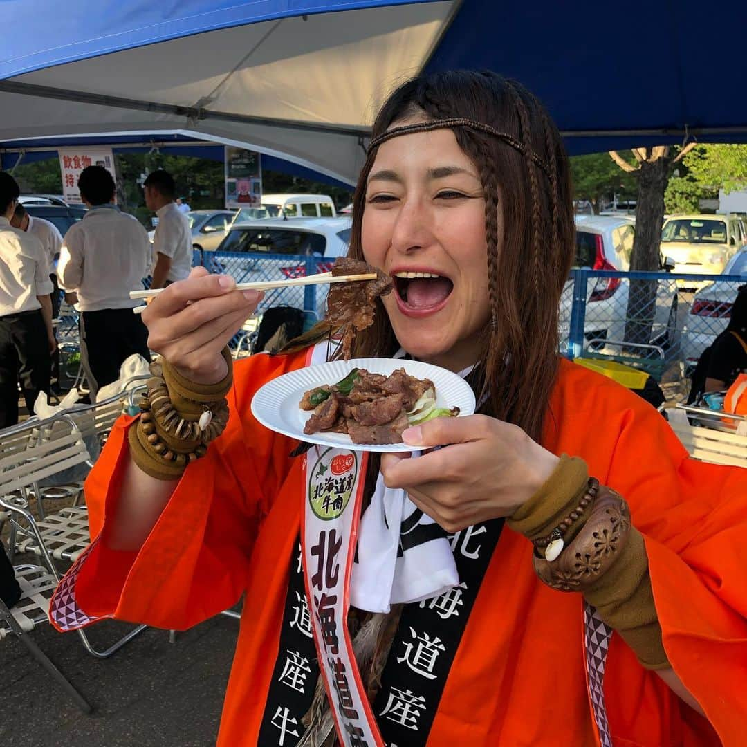 アンジェラ佐藤さんのインスタグラム写真 - (アンジェラ佐藤Instagram)「皆さん美味しい北海道産牛肉食べてますか？ 北海道産牛肉応援PR大使のアンジェラです！ 今年で大使5年目に突入しました！ありがとうございます✨ 私の牛肉大好きレベルも任期を得る事により益々パワーアップしています！ 今年も道産牛肉をもっと身近に感じて貰えるよう、美味しさを皆様にお伝えいたしますよ！  さて、昨日は札幌パークホテルで開催された「北海道牛肉まつり｣に参加してきましたー！ 道産牛肉のBBQに舌鼓！｢道産牛肉まつり｣は大使のお仕事の中で、1番道産牛肉を堪能出来ちゃうイベントなので毎年私も楽しみなのです（←笑）  私が自信もってPRする道産牛肉は高タンパクでヘルシーな赤身の美味しーーーいお肉！ とっても柔らかくてジューシーな美味しさは頬っぺた激落ち！うーん…たまらんっ✨ 道産牛肉の焼肉サイコー！焼肉の甘めの味付けもまた美味しいんですよね～。 牛肉のタレがお砂糖とコラボしてる( *´艸`)(←笑) 「北海道牛肉まつり｣は、札幌パークホテル特設会場で7月31日16：00～20：30まで開催してますよ！ 屋外で食べる道産牛肉はまた格別です！私も開催期間中またちょこちょこお邪魔しちゃおうかな？(。-∀-)ﾆﾔﾘ 皆様もぜひぜひ美味しい北海道産牛肉を食べに来てくださいね〜✨ #北海道産牛肉 #北海道産牛肉応援PR大使 #札幌パークホテル #ビアガ #グルメ #BBQ #ヒンナヒンナ」7月30日 12時40分 - angela_satou