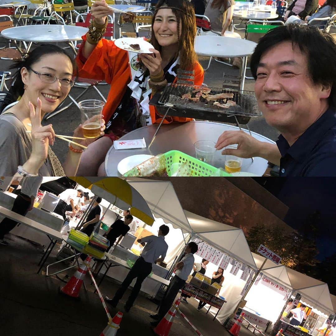 アンジェラ佐藤さんのインスタグラム写真 - (アンジェラ佐藤Instagram)「皆さん美味しい北海道産牛肉食べてますか？ 北海道産牛肉応援PR大使のアンジェラです！ 今年で大使5年目に突入しました！ありがとうございます✨ 私の牛肉大好きレベルも任期を得る事により益々パワーアップしています！ 今年も道産牛肉をもっと身近に感じて貰えるよう、美味しさを皆様にお伝えいたしますよ！  さて、昨日は札幌パークホテルで開催された「北海道牛肉まつり｣に参加してきましたー！ 道産牛肉のBBQに舌鼓！｢道産牛肉まつり｣は大使のお仕事の中で、1番道産牛肉を堪能出来ちゃうイベントなので毎年私も楽しみなのです（←笑）  私が自信もってPRする道産牛肉は高タンパクでヘルシーな赤身の美味しーーーいお肉！ とっても柔らかくてジューシーな美味しさは頬っぺた激落ち！うーん…たまらんっ✨ 道産牛肉の焼肉サイコー！焼肉の甘めの味付けもまた美味しいんですよね～。 牛肉のタレがお砂糖とコラボしてる( *´艸`)(←笑) 「北海道牛肉まつり｣は、札幌パークホテル特設会場で7月31日16：00～20：30まで開催してますよ！ 屋外で食べる道産牛肉はまた格別です！私も開催期間中またちょこちょこお邪魔しちゃおうかな？(。-∀-)ﾆﾔﾘ 皆様もぜひぜひ美味しい北海道産牛肉を食べに来てくださいね〜✨ #北海道産牛肉 #北海道産牛肉応援PR大使 #札幌パークホテル #ビアガ #グルメ #BBQ #ヒンナヒンナ」7月30日 12時40分 - angela_satou