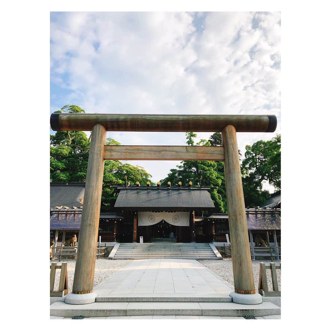 箕田 みなみさんのインスタグラム写真 - (箕田 みなみInstagram)「ひっさびさに吉方位☆ 今回は天橋立の籠神社に参拝&護神水を頂きに行ってきた〜⛩🙏✨ その後はブラブラ観光✨✨ 海外旅行も良いけど✈️たまには国内の吉方位も行ってパワーチャージしなくちゃね😆💓 ・ ・ #吉方位 #お水取り #天橋立 #籠神社 #あさりうどん  #海鮮丼 #お散歩 #ぶらぶら #パワーチャージ ・ ・ #占い #占い師 #風水師 #占い師霊能者もお忍びで訪れる占い師  #心理カウンセラー #米国nlp協会認定心理カウンセラー  #幸せ占い師の日常」7月30日 12時41分 - minami.mita