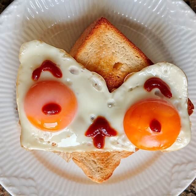 大地真央さんのインスタグラム写真 - (大地真央Instagram)「目玉焼きシリーズ🍳また、できました〜‼ ・おとうさん😸オッドアイ👀 ・おかあさん😸オッドアイ👀 ・こねこ🐱（烏骨鶏の卵） ・顎と帽子付き😼（🍞の助けをかりて…） #目玉焼きオリジナルアート 🎨 #朝食 #目玉焼き #ノンオイル #ケチャップ #卵 🥚×2 #猫 😸 #オッドアイ 👀 #烏骨鶏 🐓 #玄米パン 🍞 #大地真央 撮影📱 #MAODAICHI」7月30日 12時44分 - daichimao_official