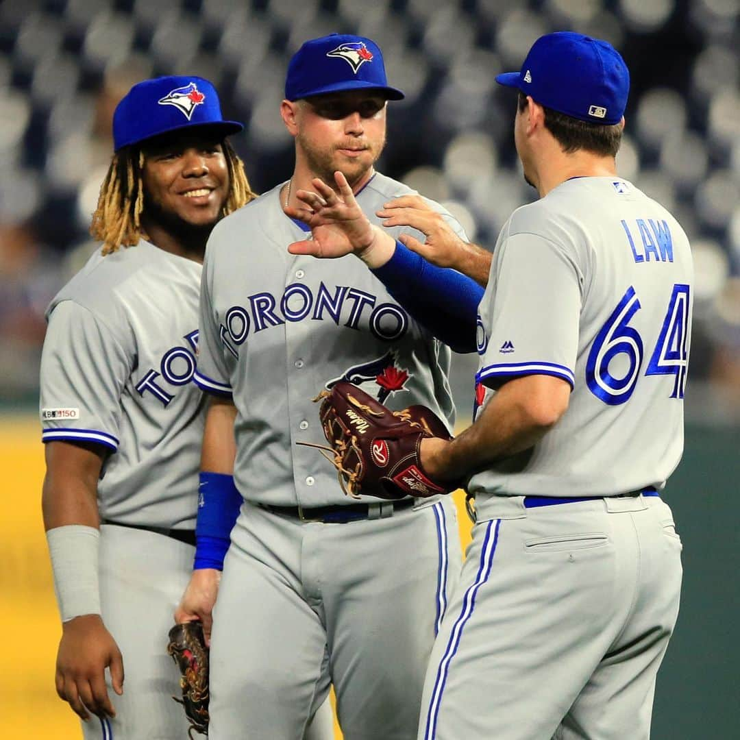 トロント・ブルージェイズさんのインスタグラム写真 - (トロント・ブルージェイズInstagram)「Not a bad way to start a road trip! Give us your ✋! #BlueJaysWin」7月30日 12時44分 - bluejays