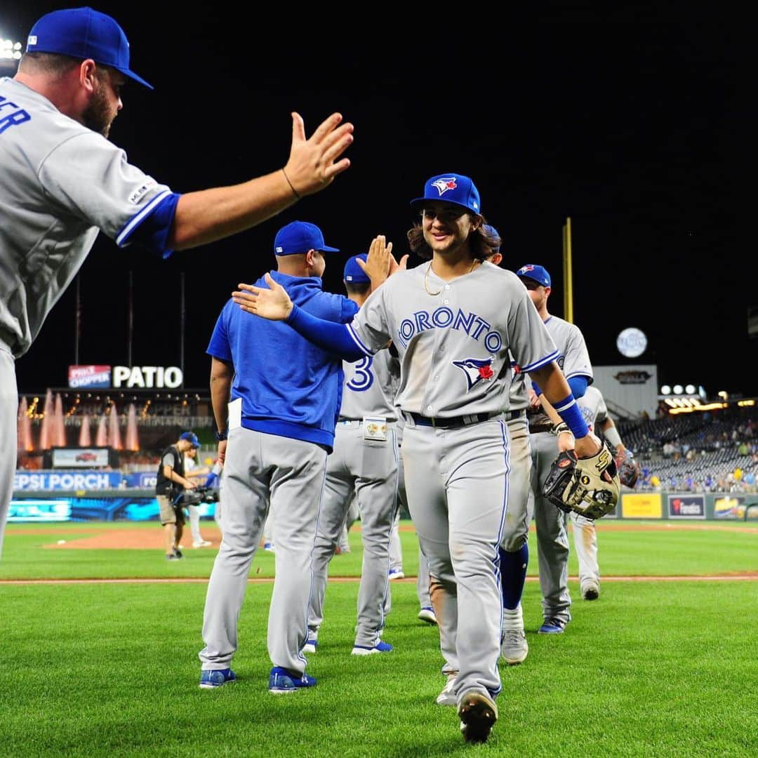 トロント・ブルージェイズさんのインスタグラム写真 - (トロント・ブルージェイズInstagram)「Not a bad way to start a road trip! Give us your ✋! #BlueJaysWin」7月30日 12時44分 - bluejays