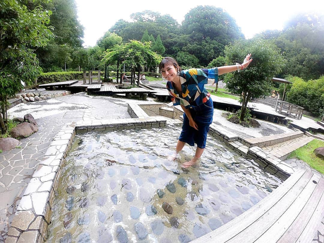 芳美リンさんのインスタグラム写真 - (芳美リンInstagram)「#独歩の湯  数年前にも来たなあ♨  #足湯　#足つぼ　ダブルで#健康促進　や！ スペースによって効能が違うのが面白い。  痛いんだな。でも、効きそうでイイ！  #旅行好きな人と繋がりたい #癒し旅 #女子旅  #yugawara #onsen #japantrip #温泉女子 #温泉旅館 #湯河原 #温泉好きな人と繋がりたい#温泉ソムリエ#goprojp #旅したくなるフォト #japantrip #旅行 #travelstagram #旅人 #lynn_trip #旅 #travelme #travel #trip #traveler #トラベラー  #旅好きな人と繋がりたい #travelholics」7月30日 12時45分 - lynn.lynn5