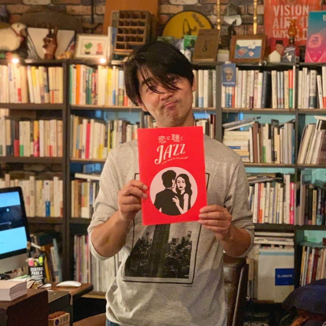 RIKAPEPEのインスタグラム：「深沢にあるお洒落な本屋 @snow_shoveling さんに、「恋に聴くJAZZ」を置いていただいてます📚 文豪モノは勿論のこと、ジャズや映画や男と女に関する書籍もたくさん。珈琲もいただけるらしく、おすすめです。店主の中村さん、ありがとうこざいます🙏  #zine #恋に聴くjazz」