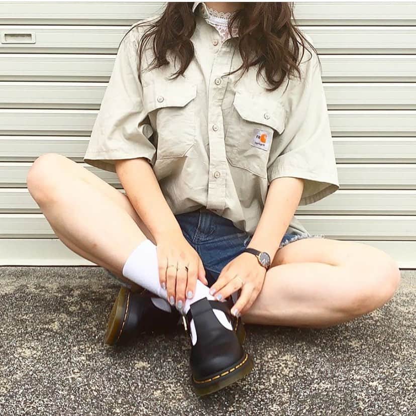 古着女子さんのインスタグラム写真 古着女子instagram アースカラーコーデ 緑とブラウンのアースカラーコーデ 濃いめの色どうしですが 2色ともアースカラーなので 色が喧嘩せずに上手くコーデがまとまっています スポーツサンダルは足元が夏らしくなる