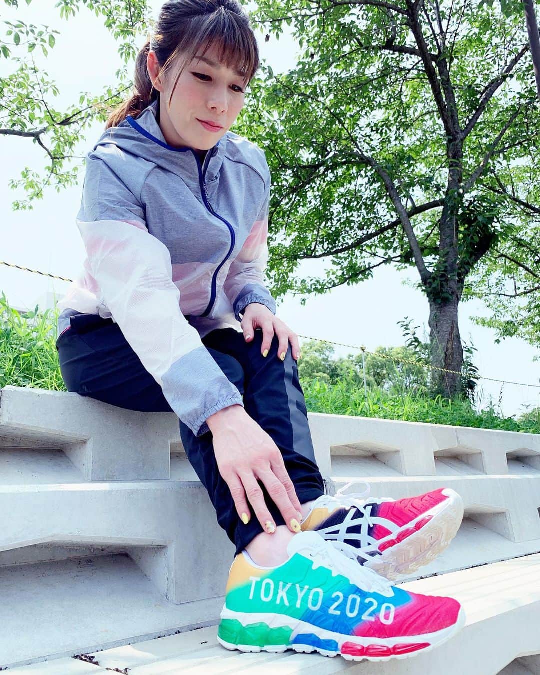 吉田沙保里さんのインスタグラム写真 - (吉田沙保里Instagram)「東京2020公式ライセンスシューズ👟 東京2020開催一年前を記念してasicsから発売されました😊👍 オリンピックカラーになっていて、とても可愛いくて履きやすいです😉 #asics #東京2020 #オリンピックカラー」7月30日 12時53分 - saori___yoshida