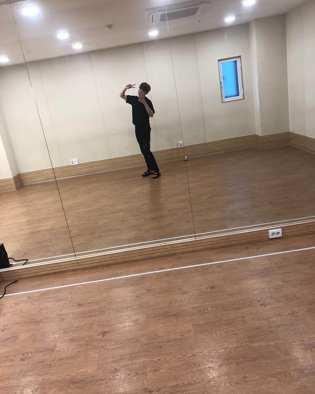 ヒョクジン のインスタグラム：「🙋🏻‍♂️」