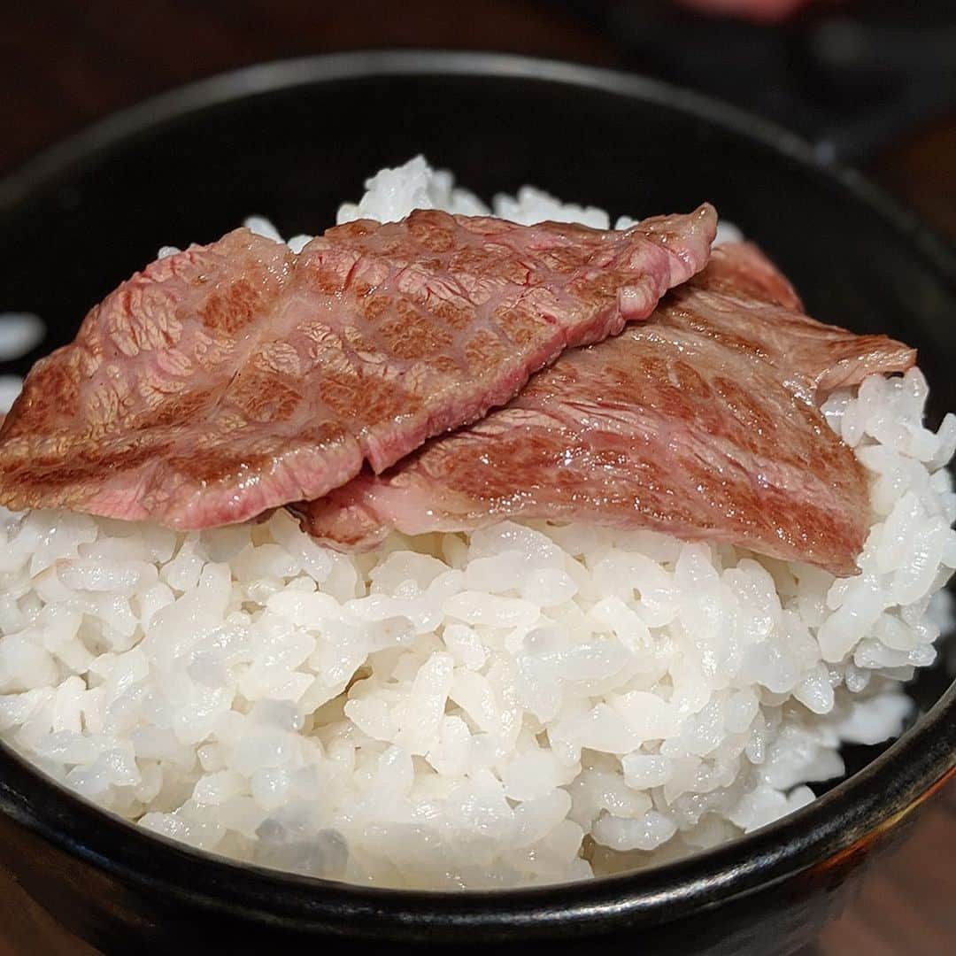 大見さなえさんのインスタグラム写真 - (大見さなえInstagram)「小形牧場牛のサーロイン肉寿司😍🥩﻿ 二子玉川『#焼肉じゅん 』﻿ (美味しすぎててあれもこれも言いたい！﻿ ってなって長くなった😂🙈)﻿ ﻿ 前沢牛オガタからの牧場直送しており、﻿ 同じ上質なお肉がリーズナブルに食べられる😳🥩✨﻿ 融点が低いので、口の中に入れるとすぐとろけた☺️💓﻿ ﻿ スペインのデュロック豚の生ハムは﻿ 噛むほどに旨味と甘みがじわりと出てくる🤤💯﻿ ﻿ 但馬太田牛ユッケはお肉の旨味がしっかりしてて﻿ お塩でより引き立つ美味しさ😍﻿ ﻿ その他 ネギ塩上タン、小形牧場のザブトンすき焼き﻿ 前沢牛オガタ直送 カルビ、上ロース、極上赤身など﻿ 赤身は旨味が強いのと、脂がのってるお肉は﻿ さらっとして重くない(*´꒳`*)✨﻿ ﻿ そして〆は自家製盛岡冷麺🥢﻿ 牛テール、鶏ガラ、野菜を半日かけて、﻿ じっくりと煮込んで作ったスープ✨﻿ さらにピリ辛さとコンビーフの旨味を コシのある麺に絡めながら🤤🥢﻿ 最後は追いパクチーしてさっぱりと🍀﻿ ﻿ 今回コース頼んで、追加で食べたいの選んで ちょうど良かった(*^^*)﻿ ﻿ 1周年記念のコースメニュー﻿ 夏野菜の特製サラダ(神奈川 三浦半島)﻿ シャルキュトリーの盛り合わせ﻿ 但馬太田牛ユッケ﻿ 小形牧場3種盛りユッケ﻿ (前沢牛オガタ直送 カルビ、上ロース、極上赤身)﻿ 岩手短角牛サーロインステーキ﻿ 自家製盛岡冷麺﻿ 京都ハンデルスベーゲン アイスクリーム﻿ ピスタチオ、北海道牛乳 (レモンソルベ)﻿ ﻿ 二子玉川の隠れ家グルメ知れて嬉し過ぎる😍﻿ また行きたいお店(*´꒳`*)﻿ ﻿ 住所﻿ 東京都世田谷区玉川3-9-3 STREAM TAMAGAWA B1F﻿ お問い合わせ 050-5596-3369﻿ 個室あり﻿ 営業時間﻿ 【月～金】﻿ 18:00～23:00（L.O.22:30）﻿ 【土・日・祝】　﻿ 11:30～15:00（L.O.14:00）﻿ 16:30～23:00（L.O.22:30）﻿ 日曜営業﻿ 定休日 月曜日（月曜日が祝日の時は火曜日）﻿ ﻿ #二子玉川グルメ #二子玉川 #焼肉 #焼き肉﻿ #やきにく #yakinhku #お肉 #肉 #meat﻿ #pixelで撮影 #飯テロ #シズル感 #小形牧場﻿ #めぐログ_二子玉川 #肉寿司 #pr」7月30日 12時59分 - tabe_megumi