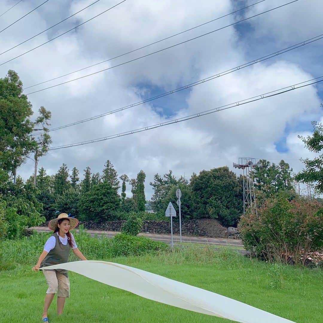 ミンジさんのインスタグラム写真 - (ミンジInstagram)「푸르른 날씨, 폭염은 잊은채 너무 맑은 시야에 푹 빠졌다. #전원일기#스타일#6시내고향#귀농 해야하나... 🌿오늘 첫 번째 순서로 만나요😊」7月30日 13時01分 - luv_minji_