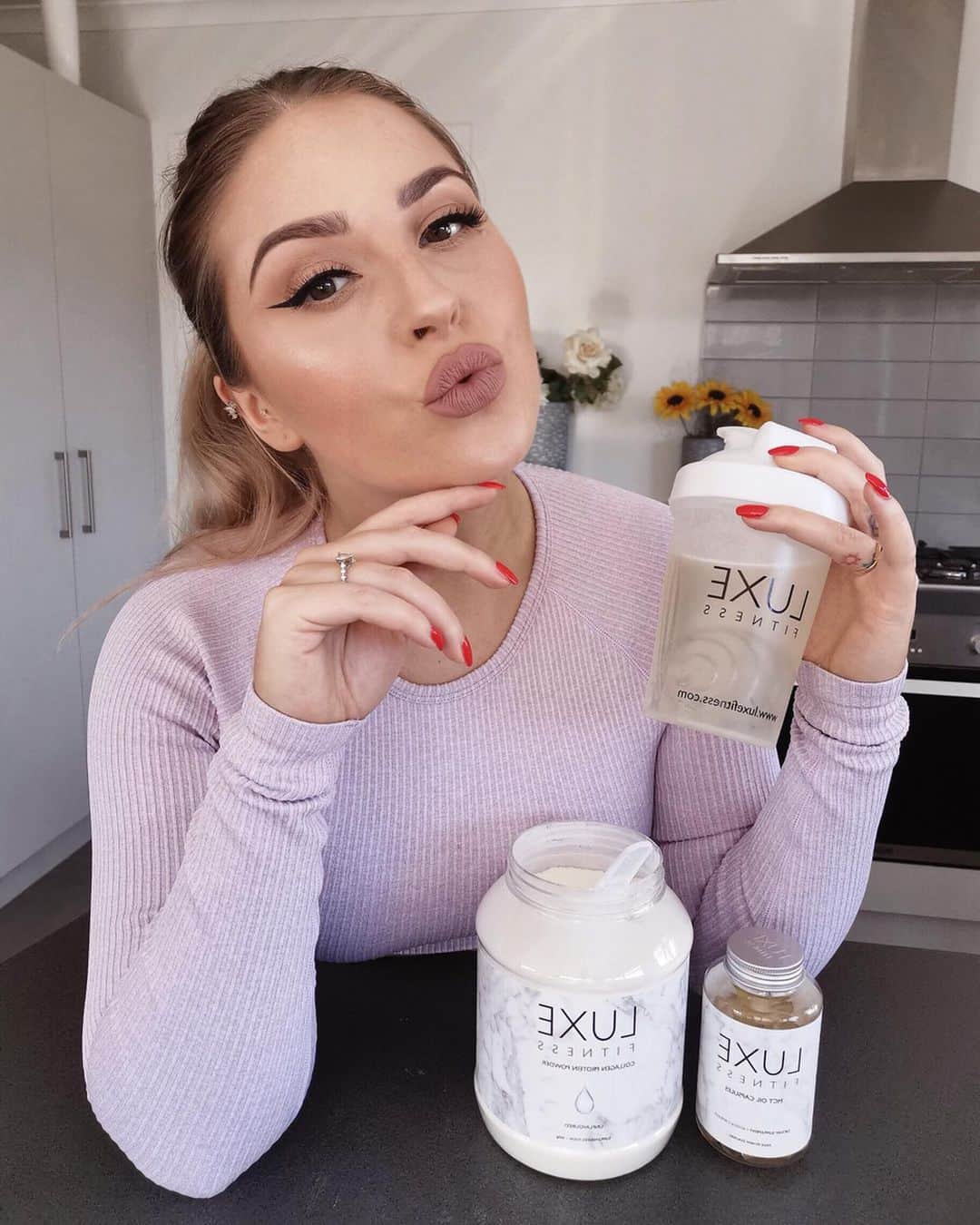 Shannonのインスタグラム：「As most of you know I have been keto for a while now, so I’m really excited that @luxefitness has come out with their Luxe Keto Bundle! 💕 It contains an unflavoured collagen protein powder which is low carb and flavourless so you can add it to literally anything, I’m having mine with lemon electrolytes 🍋 but you could add it to coffee, tea, smoothies or even your oats! 🥰 The keto bundle also comes with Luxe MCT oil capsules which promote energy! 🔥 Use code 'SHAAAN15' for 15% off! #loveluxefitness #ad」