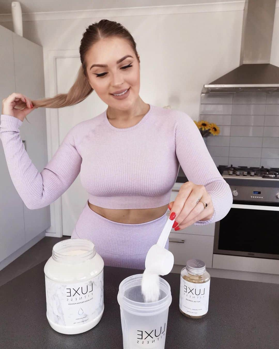 Shannonさんのインスタグラム写真 - (ShannonInstagram)「As most of you know I have been keto for a while now, so I’m really excited that @luxefitness has come out with their Luxe Keto Bundle! 💕 It contains an unflavoured collagen protein powder which is low carb and flavourless so you can add it to literally anything, I’m having mine with lemon electrolytes 🍋 but you could add it to coffee, tea, smoothies or even your oats! 🥰 The keto bundle also comes with Luxe MCT oil capsules which promote energy! 🔥 Use code 'SHAAAN15' for 15% off! #loveluxefitness #ad」7月30日 13時02分 - shaaanxo