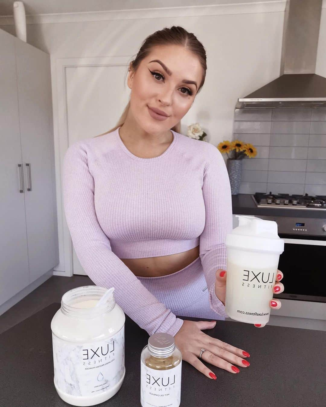 Shannonさんのインスタグラム写真 - (ShannonInstagram)「As most of you know I have been keto for a while now, so I’m really excited that @luxefitness has come out with their Luxe Keto Bundle! 💕 It contains an unflavoured collagen protein powder which is low carb and flavourless so you can add it to literally anything, I’m having mine with lemon electrolytes 🍋 but you could add it to coffee, tea, smoothies or even your oats! 🥰 The keto bundle also comes with Luxe MCT oil capsules which promote energy! 🔥 Use code 'SHAAAN15' for 15% off! #loveluxefitness #ad」7月30日 13時02分 - shaaanxo