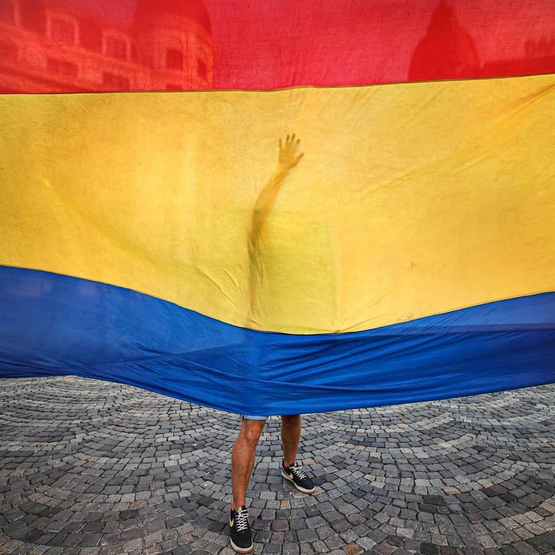 TIME Magazineさんのインスタグラム写真 - (TIME MagazineInstagram)「A youth helps to unfurl a Romanian flag measuring 328 feet (100 meters) during National Anthem Day celebrations in #Bucharest on July 29. Photograph by Vadim Ghirda—@apnews」7月30日 13時09分 - time