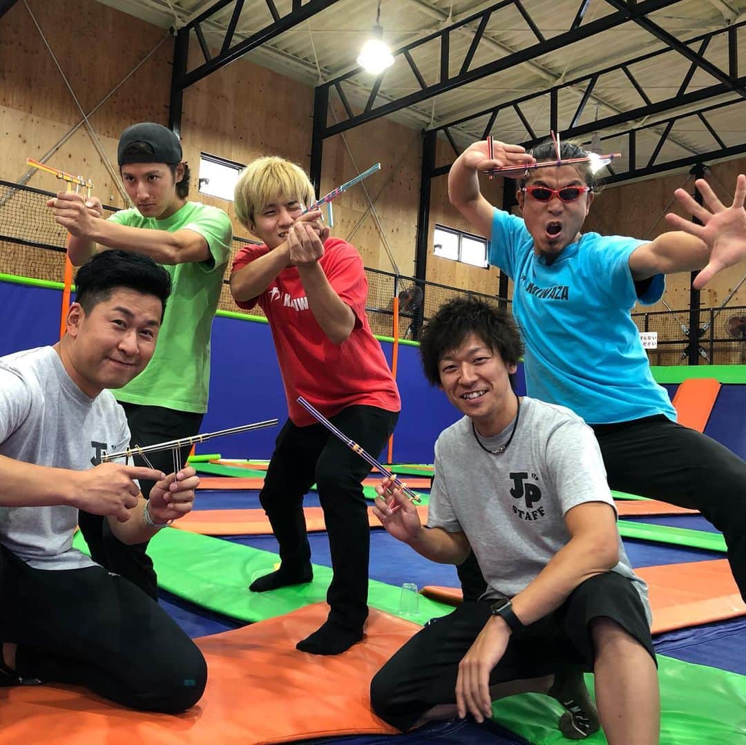 Kamiwaza Trickshotsのインスタグラム：「【イベント告知】 夏休みの自由工作イベントに僕たちカミワザも参加します🔥🔥🔥 一緒にゴム鉄砲を作って遊ぼう！！（カミワザチャレンジもあるよ） トランポリンも一緒に跳べるよ！！ 場所→ジャンパワートランポリン（埼玉県越谷市） 時間→ 7月31日 - 14時〜16時（ゴム鉄砲作り60分、トランポリン60分） イベント参加申し込みURL → https://www.jumpower-trampoline.com/smart/blog/entry/jp-5/ 【Event Info】 Making RUBBER BAND GUN with KAMIWAZA!!! Date : July 31st 14:00-16:00 Place : Jumpower Trampoline ( Saitama prefecture Japan) Entry → https://www.jumpower-trampoline.com/smart/blog/entry/jp-5/  #イベント #夏休み #自由研究 #ジャンパワー #トランポリン #遊び #youtube #ユーチューバー #埼玉 #越谷 @jumpower_trampoline」