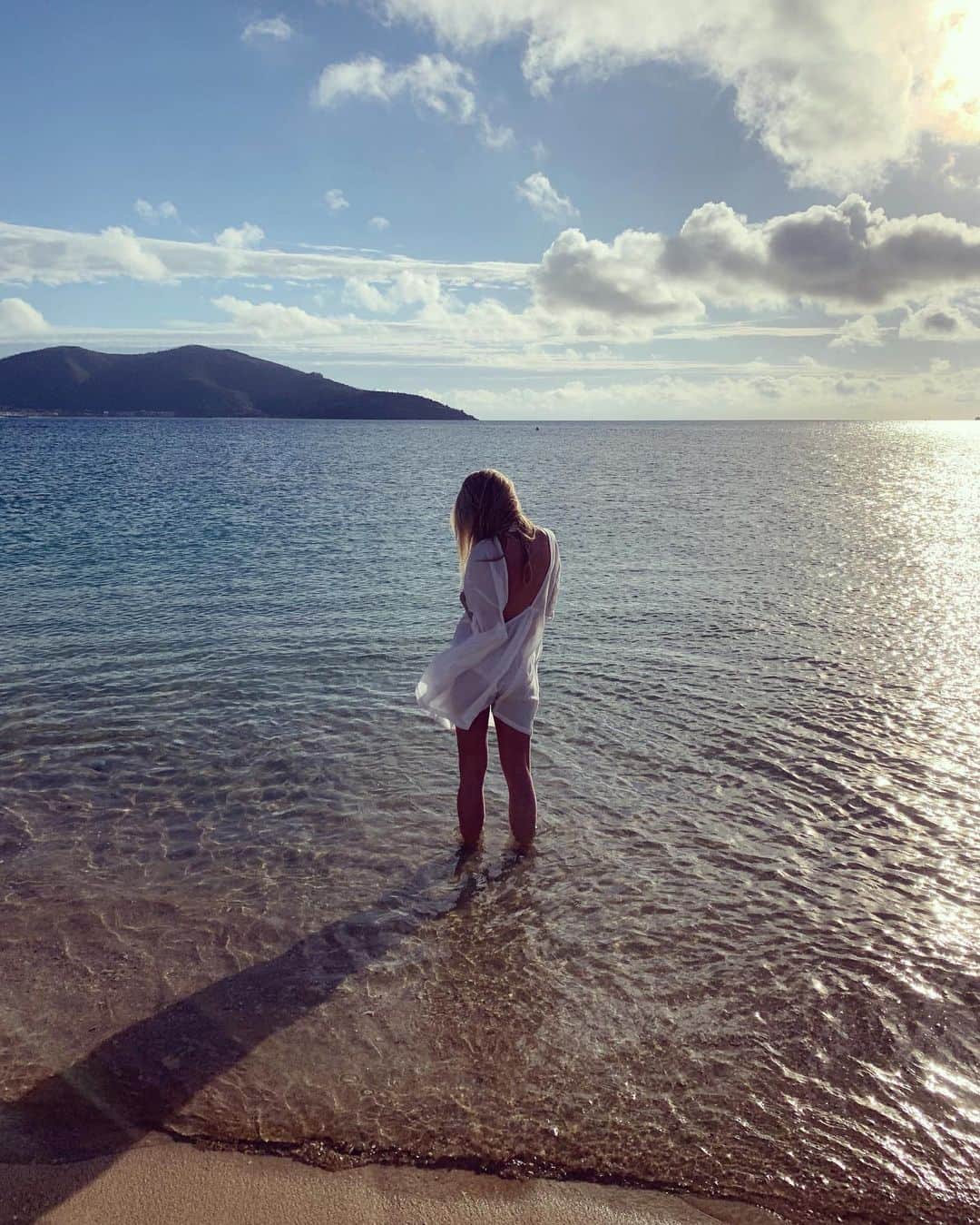 ジェニファー・ホーキンスのインスタグラム：「Magic sunrise this morning! ✨  @intercontinentalhaymanisland @jakewwall」