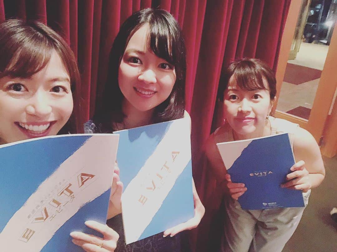 小椿希美のインスタグラム：「・ 浅利慶太さん追悼公演 ミュージカル 「エビータ」にご招待いただき 先日、名古屋四季劇場に 観劇に行ってきました✨ ・ 中京テレビの平山雅アナと 磯貝初奈アナと☺️ ・ 「エビータ」は、 アルゼンチンの片田舎に生まれた 私生児のエバが 悔しさや屈辱をバネにあらゆる 方法でステージを上げ 大統領夫人にまで上り詰め 33歳で亡くなるまでの 壮絶で濃く短い生涯を 描いたミュージカルです。 名古屋公演は、 8月12日までです。 ・ 最近長野県絡みの投稿が 続いていますが 名古屋生活も3年目。 名古屋も大好きな土地に なりました♡ 会社の仲間も素敵な方ばかりで 楽しくお仕事させて いただいています☺️✨ ・ #劇団四季#劇団四季名古屋 #ミュージカル#エビータ #浅利慶太#浅利慶太追悼公演」