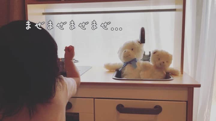 倉窪莉沙のインスタグラム：「* 気が付けば1歳3ヶ月過ぎてた🤭今朝、何かお喋りしながら機嫌良く遊んでいるな〜と思ったらお料理してくまさんに食べさせてあげてた☺️おままごとが大分それらしくなってきた👏🏻💓たまに味見をしたり、くまさんにおいしいのポーズをしながら「し〜？」ってしたり。よく見てるなぁ😳✨✨ . #アナウンサー #ママ時々アナウンサー #ママ #女の子ママ #女の子 #girl #1歳 #4月生まれ #1歳3ヶ月 #コドモノ #コドモダカラ #ベビフル #スマイル育児 #ママカメラ #ファミリア #familiar #ファミちゃん #おままごと #ままごと #ままごとキッチン #IKEAキッチン」