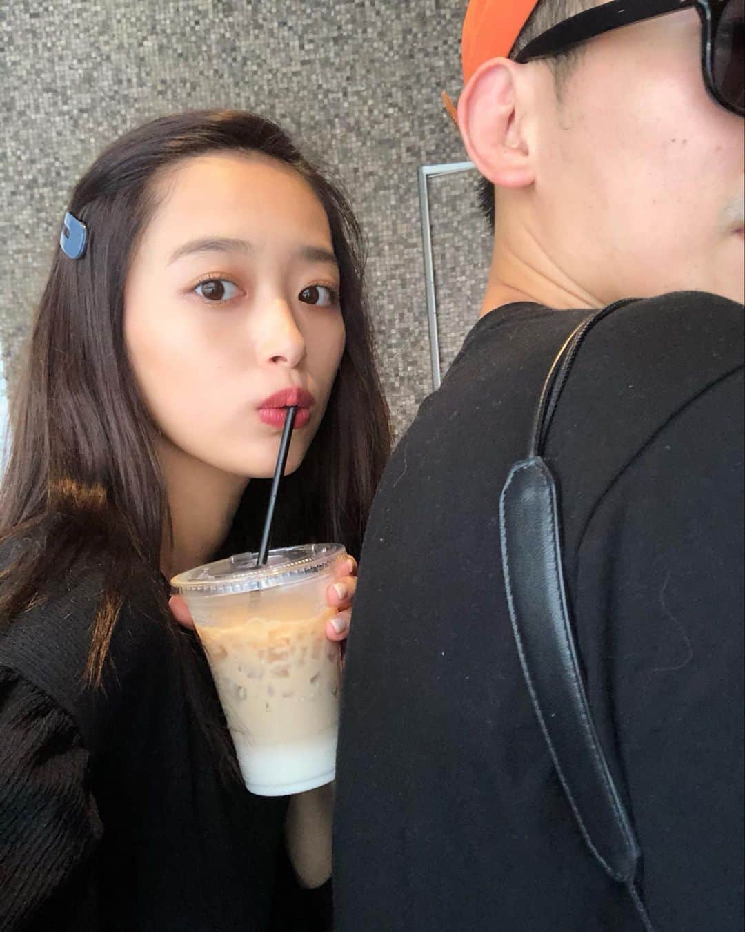 近藤千尋のインスタグラム：「パーキング🅿️のお金を 払ってくれている時の 嫁の暇つぶし写メ📷❤️笑 歯医者さんでメンテナンスデート🦷 からのランチ🍜 お仕事じゃない日はメイクも薄いし 髪の毛もボサボサ。笑🤔 #二人とも黒 #れっぴーの毛まみれ 🐶 #カフェインレスでも美味しい」