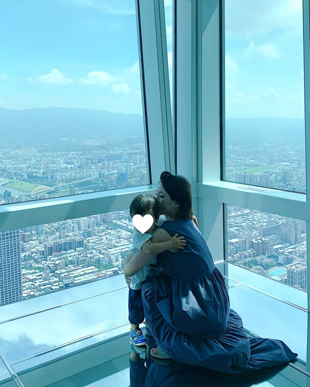 Remiさんのインスタグラム写真 - (RemiInstagram)「grand view from Taipei 101 observatory 👀✨ 2日目は朝食後、ホテル直結の台北101へ。 かつては世界一の高層ビルだった508mのビル🏙 中のショッピングモールには、高級ブランドやレストランが沢山あり、地下には有名店「鼎泰豊」やフードコート、スーパーマーケットもあり、子連れにも有り難いお出かけスポット✨ .  天気も良く展望台からは台北の街並みを綺麗に眺めることができました✨ 雨の多い今のシーズンも午前中は晴天率が高く、午後よりも比較的空いているので展望台は朝一で行くことをオススメします🔭(ファストパスも購入できます！) 上から見る建物や車を興味津々で眺めていた息子、透ける床を怖がってしがみついてきたり、101ポーズをする姿にキュン💓😚. .  #台北101 @taipei_101_observatory  #台湾子連れ旅 #台湾 #子連れ旅 #台湾旅行 #子連れスポット #展望台 #Taiwan #Taipei #travel #Taipei101 #observatory #cityview #taipei101observatory #LOVETABI #LOVETABIMama」7月30日 13時36分 - remi_912