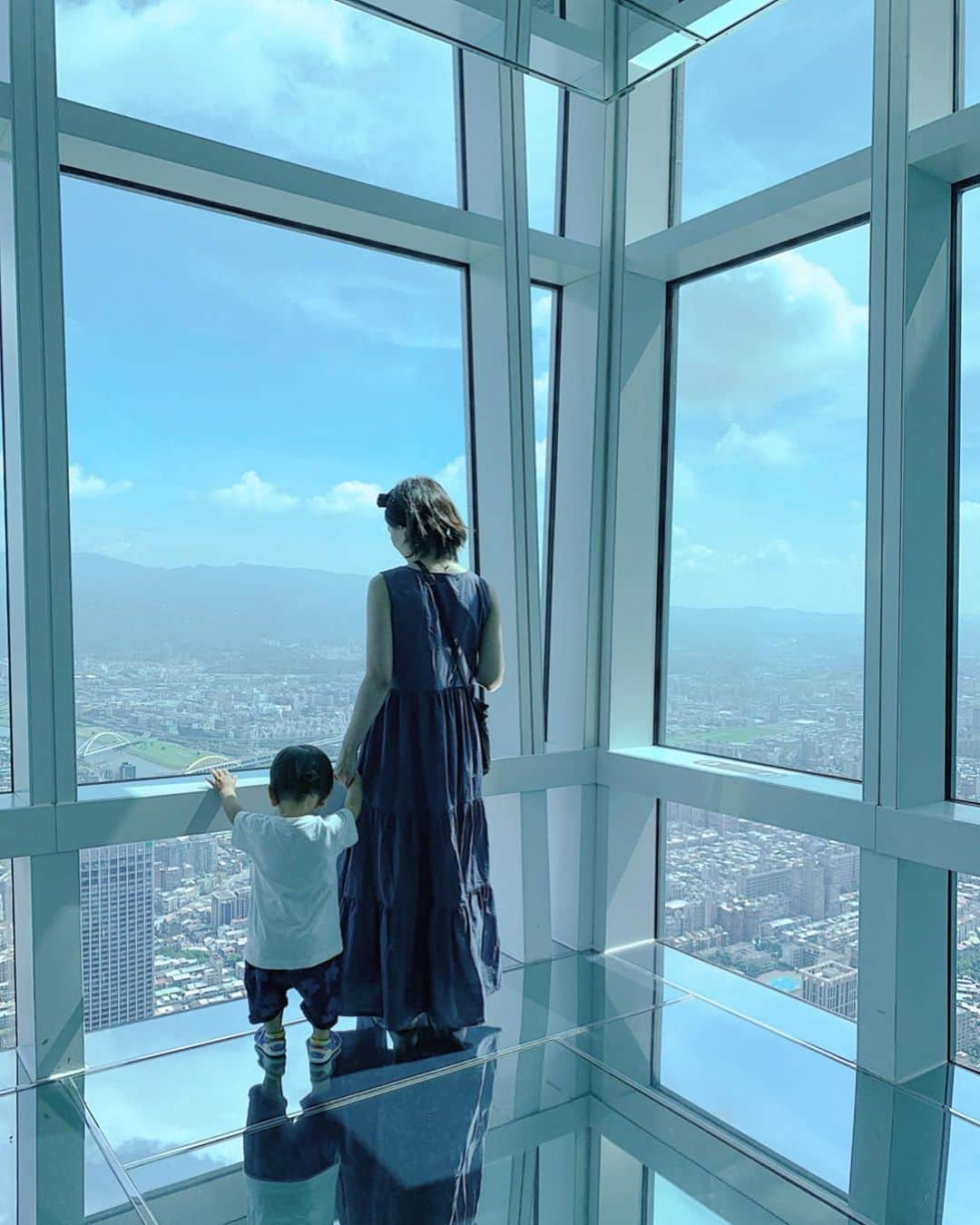 Remiさんのインスタグラム写真 - (RemiInstagram)「grand view from Taipei 101 observatory 👀✨ 2日目は朝食後、ホテル直結の台北101へ。 かつては世界一の高層ビルだった508mのビル🏙 中のショッピングモールには、高級ブランドやレストランが沢山あり、地下には有名店「鼎泰豊」やフードコート、スーパーマーケットもあり、子連れにも有り難いお出かけスポット✨ .  天気も良く展望台からは台北の街並みを綺麗に眺めることができました✨ 雨の多い今のシーズンも午前中は晴天率が高く、午後よりも比較的空いているので展望台は朝一で行くことをオススメします🔭(ファストパスも購入できます！) 上から見る建物や車を興味津々で眺めていた息子、透ける床を怖がってしがみついてきたり、101ポーズをする姿にキュン💓😚. .  #台北101 @taipei_101_observatory  #台湾子連れ旅 #台湾 #子連れ旅 #台湾旅行 #子連れスポット #展望台 #Taiwan #Taipei #travel #Taipei101 #observatory #cityview #taipei101observatory #LOVETABI #LOVETABIMama」7月30日 13時36分 - remi_912