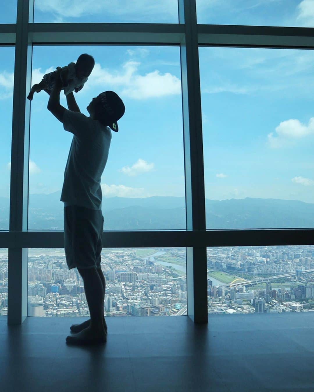 Remiさんのインスタグラム写真 - (RemiInstagram)「grand view from Taipei 101 observatory 👀✨ 2日目は朝食後、ホテル直結の台北101へ。 かつては世界一の高層ビルだった508mのビル🏙 中のショッピングモールには、高級ブランドやレストランが沢山あり、地下には有名店「鼎泰豊」やフードコート、スーパーマーケットもあり、子連れにも有り難いお出かけスポット✨ .  天気も良く展望台からは台北の街並みを綺麗に眺めることができました✨ 雨の多い今のシーズンも午前中は晴天率が高く、午後よりも比較的空いているので展望台は朝一で行くことをオススメします🔭(ファストパスも購入できます！) 上から見る建物や車を興味津々で眺めていた息子、透ける床を怖がってしがみついてきたり、101ポーズをする姿にキュン💓😚. .  #台北101 @taipei_101_observatory  #台湾子連れ旅 #台湾 #子連れ旅 #台湾旅行 #子連れスポット #展望台 #Taiwan #Taipei #travel #Taipei101 #observatory #cityview #taipei101observatory #LOVETABI #LOVETABIMama」7月30日 13時36分 - remi_912