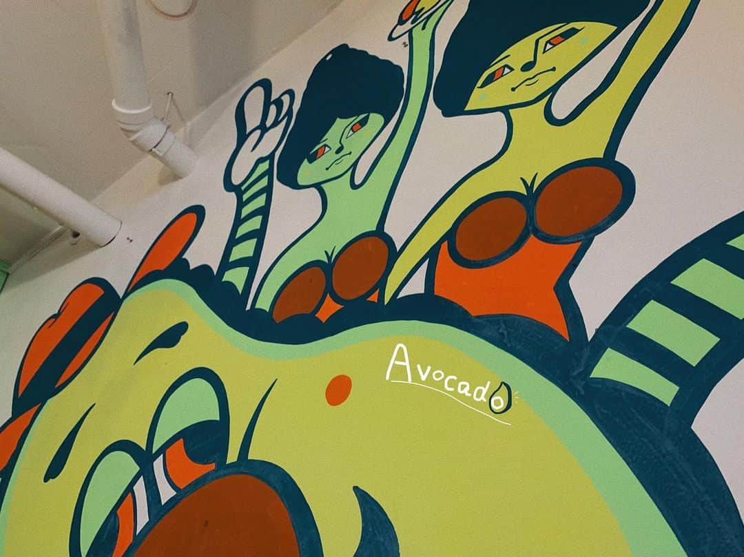 アンジェラ芽衣さんのインスタグラム写真 - (アンジェラ芽衣Instagram)「アボカドのおみせの可愛い壁﻿ ﻿ #アボカド #madosh」7月30日 13時41分 - ange_la00
