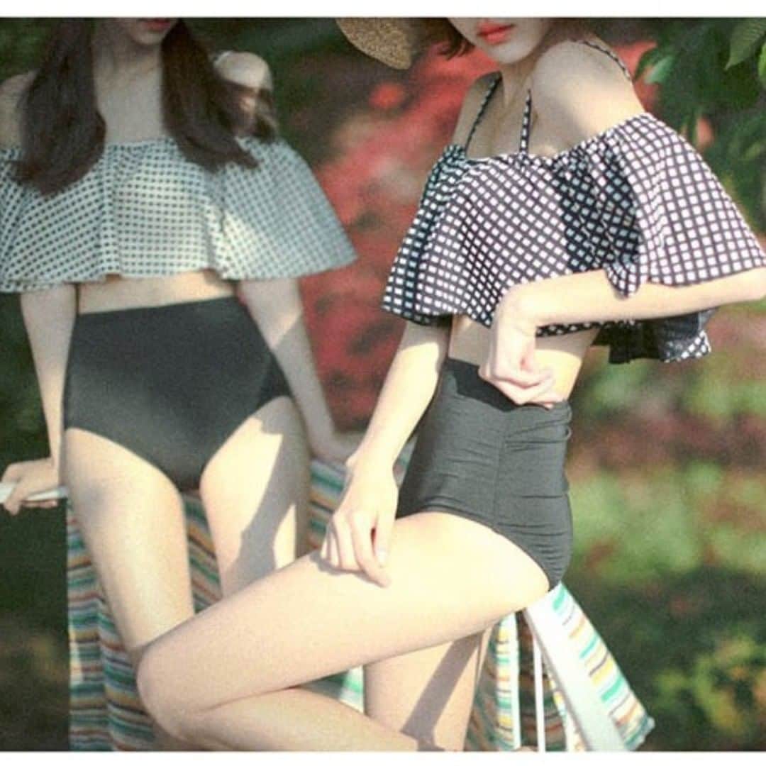 maison de LATIRのインスタグラム：「胸元のボリュームを自然に美しくアップしてくれるフリルトップ。 トレンドのハイウエストのボトムスで気になるお腹も、太もも＆ヒップも、隠して賢くカバー。 ちょっぴりレトロな雰囲気のドット柄でポップな印象に . お求めはコチラから▼▼ @maison_de_latir #maison_de_latir #https://shop-list.com/women/brand/maison-de-latir/」