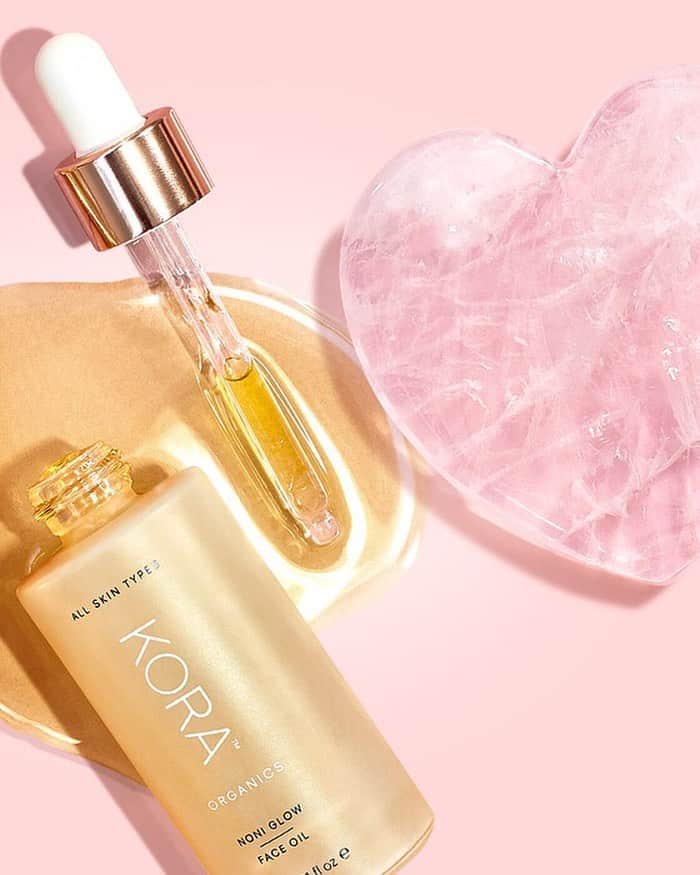 KORA Organicsさんのインスタグラム写真 - (KORA OrganicsInstagram)「Happy International Friendship Day! 👯‍♀️ We’re highlighting products that bring out the best in each other, like the Noni Glow Face Oil and Rose Quartz Heart Facial Sculptor. ✨ Visit  stories to see what other products pair together to bring out the best in your complexion. 💕 #KORAOrganics #InternationalFriendshipday #NoniGlow」7月30日 13時45分 - koraorganics