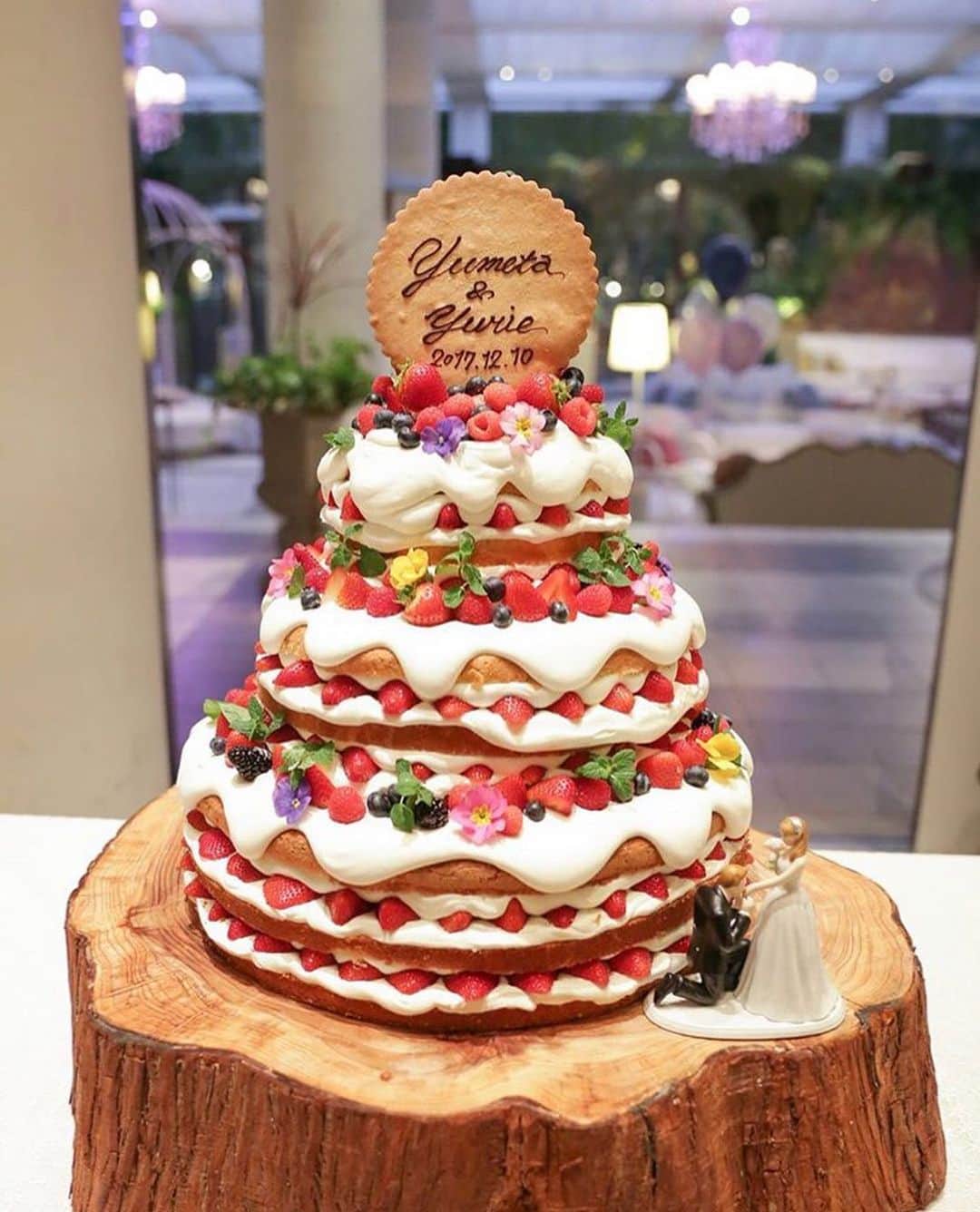 Choole 業界初、オンライン結婚式準備サービスさんのインスタグラム写真 - (Choole 業界初、オンライン結婚式準備サービスInstagram)「いちごたっぷり、クリームたっぷりで美味しそうな #ネイキッドケーキ 🌼  ナチュラルな雰囲気の結婚式にぴったりです❤︎ みなさんはどんなウェディングケーキをオーダーされますか？🎂 ・  @miavia_cake さんのインスタグラムは他にも素敵なお写真がたくさんありますので、みなさんもぜひ参考にしてみてくださいね💐 . photo by @miavia_cake  Choole（チュール）の公式サイトでは﻿⠀ 会場・ドレス・ヘアメイクなど﻿⠀ たくさんのアイテムをご紹介👗﻿⠀ 式場×アイテムのアレンジ数No.1の @choole_wedding からHPをチェック  #結婚式演出#披露宴演出#卒花嫁#卒花嫁レポ#挙式#挙式レポ#choole#全国の花嫁さんと繋がりたい#プレ花#花嫁会#ナチュラルウエディング#大人婚#オリジナルウェディング#花嫁準備#結婚準備#プレ花嫁#全国のプレ花嫁さんと繋がりたい#関東花嫁#プレ花嫁準備#おしゃれ花嫁#卒花#結婚式レポ#日本中の花嫁さんと繋がりたい#プレ花嫁さんと繋がりたい#結婚式準備#関西花嫁#2019秋婚#2019冬婚#ウェディングケーキ」7月30日 13時49分 - tokihana_wedding