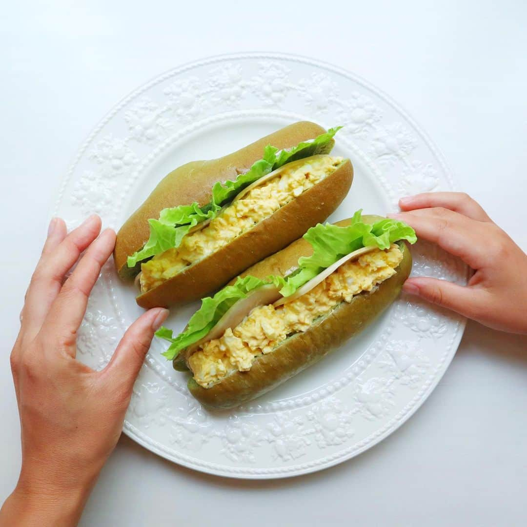 筧沙奈恵さんのインスタグラム写真 - (筧沙奈恵Instagram)「今日の朝ご飯😌 ・ ケールパンで作ったコッペパンサンド✨ケールの深い緑色がキレイです🥬 ・ 岐阜の中津川にある「ちこり村パン工房」からの受注生産でクール便で届くので、新鮮なケールパンが食べられます🍴 ・ 冷凍のままトースターに入れて焼くと、部屋中良い香り😍 ・ マーガリンを塗って、たまご、ハム、レタスをはさみました🥪娘も「食べたーい！」と手をニョキッ✨ ・ 全然野菜っぽい味はせず、ふんわりもっちり優しい味わいでおいしかった😌 ・ #ケール入りコッペパン #ちこり村  #ケール #kale #ケールワーク #kalework #pr  #キューサイ #キューサイのケール #コッペパン #コッペパンサンド #野菜パン #サラダコスモ #ケールパン #おうちごはん #朝ごはん #こどもごはん #ケールワーク」7月30日 13時53分 - sanaekakei