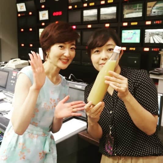 池尻和佳子さんのインスタグラム写真 - (池尻和佳子Instagram)「朝倉の桃をまるごと絞った桃ジュース🍑  お中元などでも人気のこのジュースには、愛情溢れる、ある夫婦の物語がありましたm(._.)m  8月4日(日)朝10時～放送「新・窓をあけて九州」～あさくら　いとしのジュース～ 是非ご覧ください✨  ナレーション担当しています🍀  朝倉に何度も通っている谷口ディレクターと❇️🤗❇️」7月30日 13時54分 - wakako_ikejiri_rkb