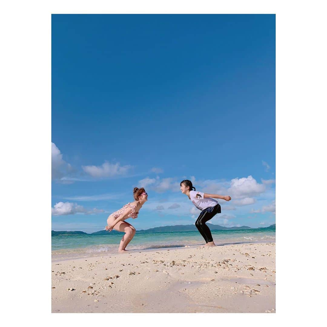 辻希美さんのインスタグラム写真 - (辻希美Instagram)「希空とジャンプ🏝💕 #沖縄 #家族旅行 #夏休み #母と娘。 #ジャンプ #インスタ映え #したかな？笑 #ジャンプしたら映えると思ってる #幻の島 #本当に綺麗すぎた #パラオ みたい #感動 #また行きたい #🏝💕」7月31日 0時46分 - tsujinozomi_official