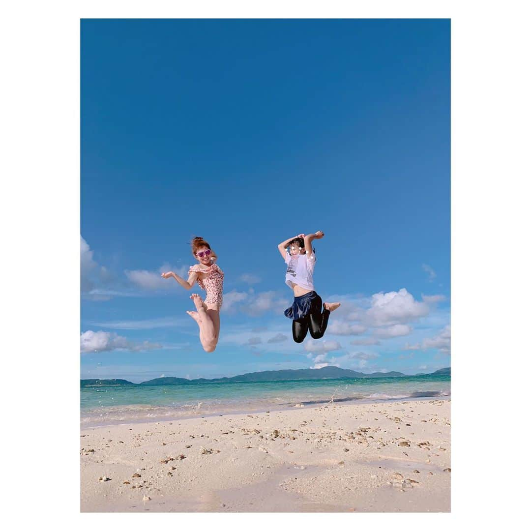 辻希美さんのインスタグラム写真 - (辻希美Instagram)「希空とジャンプ🏝💕 #沖縄 #家族旅行 #夏休み #母と娘。 #ジャンプ #インスタ映え #したかな？笑 #ジャンプしたら映えると思ってる #幻の島 #本当に綺麗すぎた #パラオ みたい #感動 #また行きたい #🏝💕」7月31日 0時46分 - tsujinozomi_official