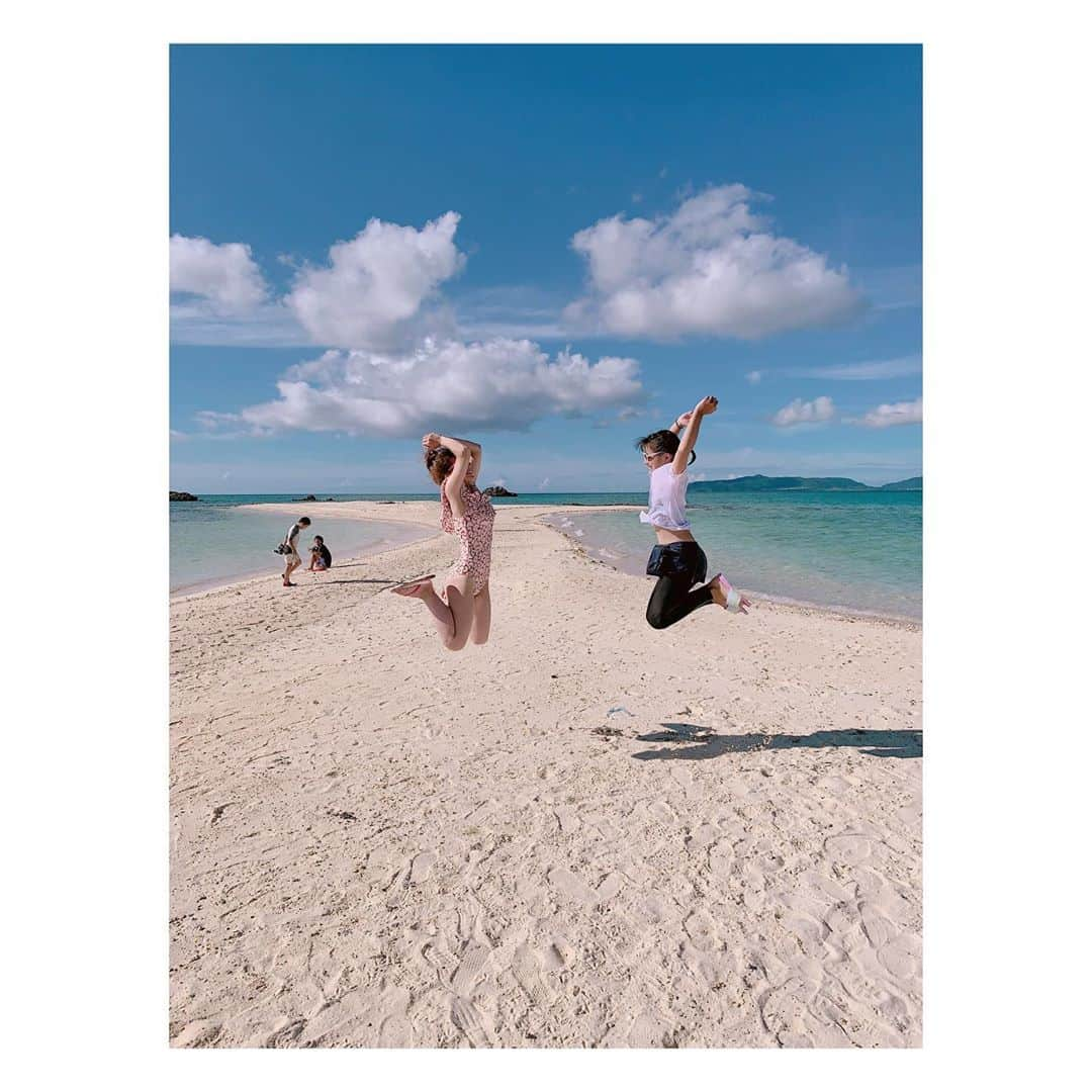 辻希美さんのインスタグラム写真 - (辻希美Instagram)「希空とジャンプ🏝💕 #沖縄 #家族旅行 #夏休み #母と娘。 #ジャンプ #インスタ映え #したかな？笑 #ジャンプしたら映えると思ってる #幻の島 #本当に綺麗すぎた #パラオ みたい #感動 #また行きたい #🏝💕」7月31日 0時46分 - tsujinozomi_official