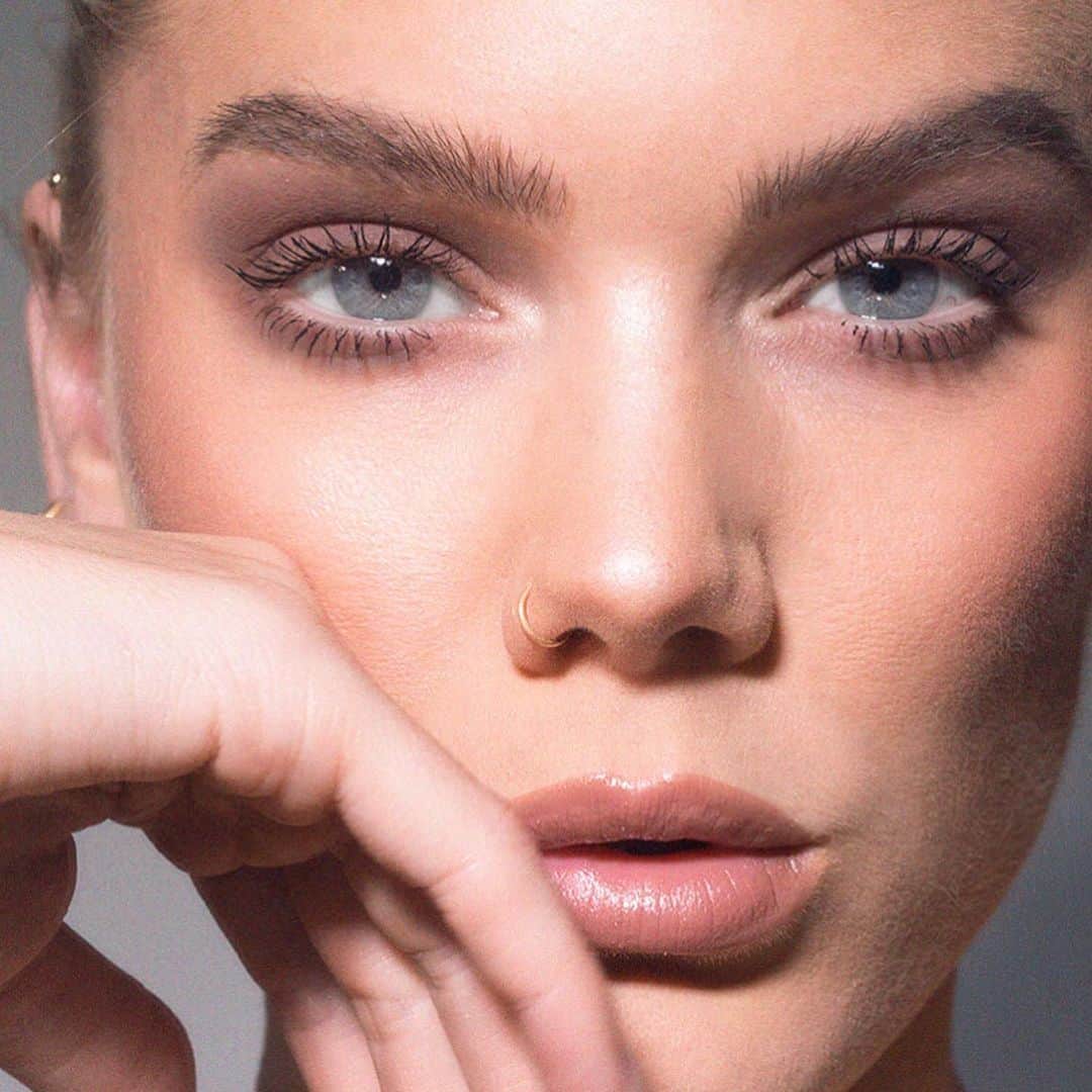 Linda Hallbergさんのインスタグラム写真 - (Linda HallbergInstagram)「Who else loves a cool toned matte eyeshadow? Comment 🔥 for yes and 😴 for no #lindahallberg #mua #makeup」7月31日 0時49分 - lindahallberg