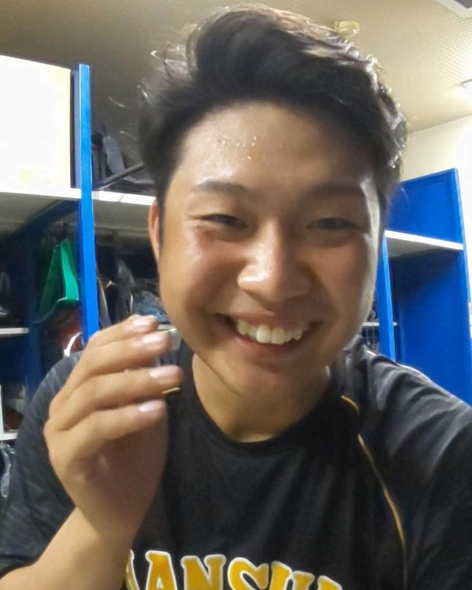 高橋聡文のインスタグラム：「笑顔😀が可愛い#牧丈一郎 ⚾️ かき氷🍧早食いして頭痛くなる#牧丈一郎🤦 温かいお茶🍵飲んだら治る#牧丈一郎🤪  #阪神タイガース #背番号66」