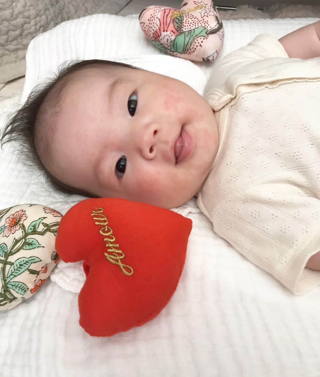 濱中鮎子のインスタグラム：「今日は昼間ずーっとにこにこバタバタしながらアウアウしゃべっていた。  穏やか。  夜も珍しく21時過ぎに寝てしまった。 さて何時まで継続して眠れるかな？  私も備えて寝るとするか。。 (明日は日中ばぁばが見てくれるため、明日も今日のようであれと願うばかり)  #お嬢 #にこにこ増えてきた #mybabygirl」