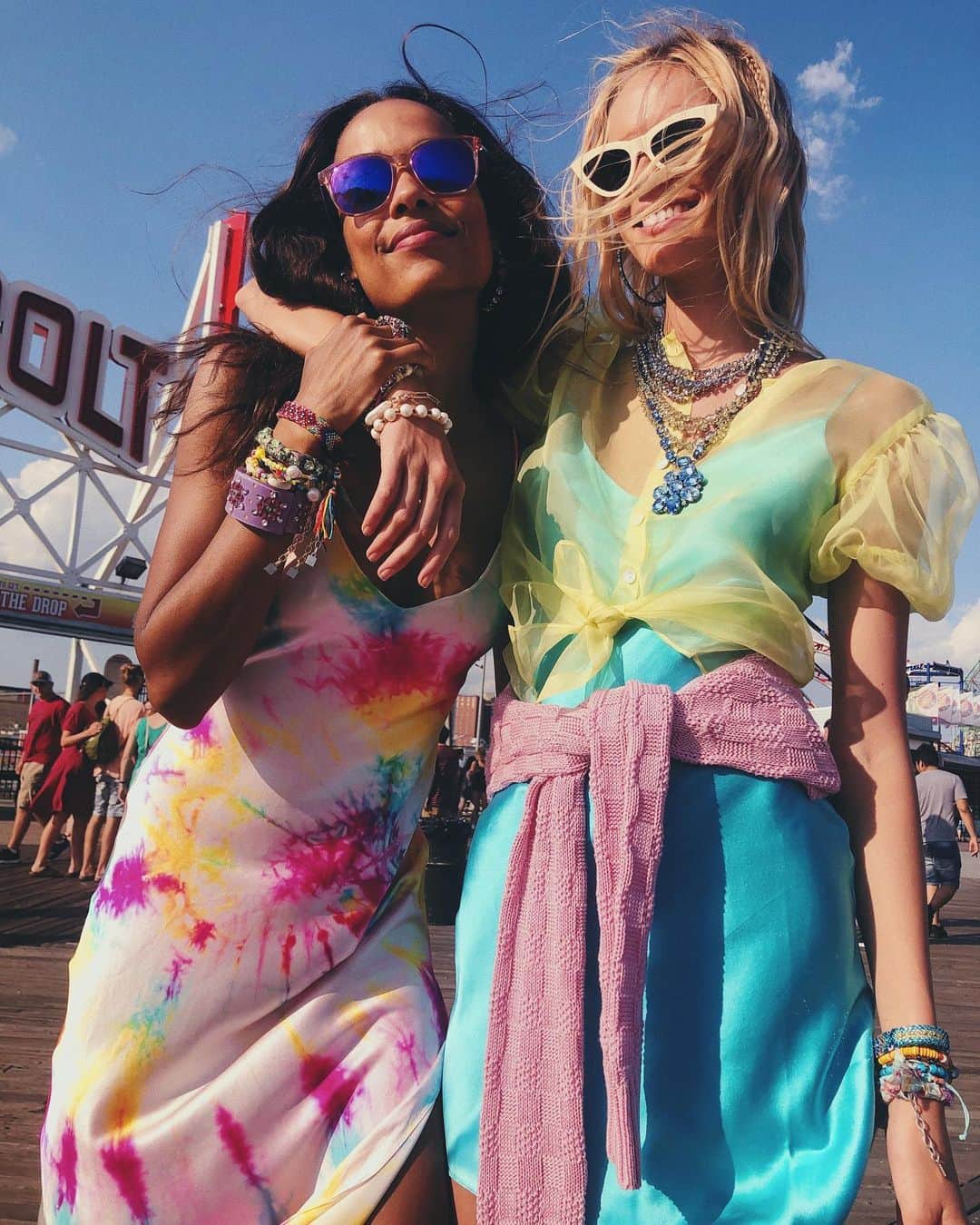 ダニジョーのインスタグラム：「Let’s hit the boardwalk 🌊☀️🌈 tap to shop @francesaaternir and @kendallvisser ’s summertime looks • (Yellow organza blouse is #comingsoon)」