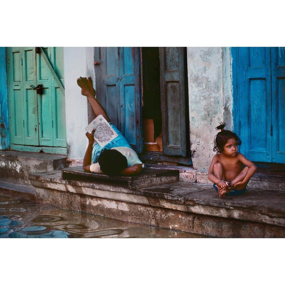 スティーブ・マカリーさんのインスタグラム写真 - (スティーブ・マカリーInstagram)「Residents sitting next to flood waters from the monsoons. #Varanasi, #India, 1984.」7月30日 23時20分 - stevemccurryofficial