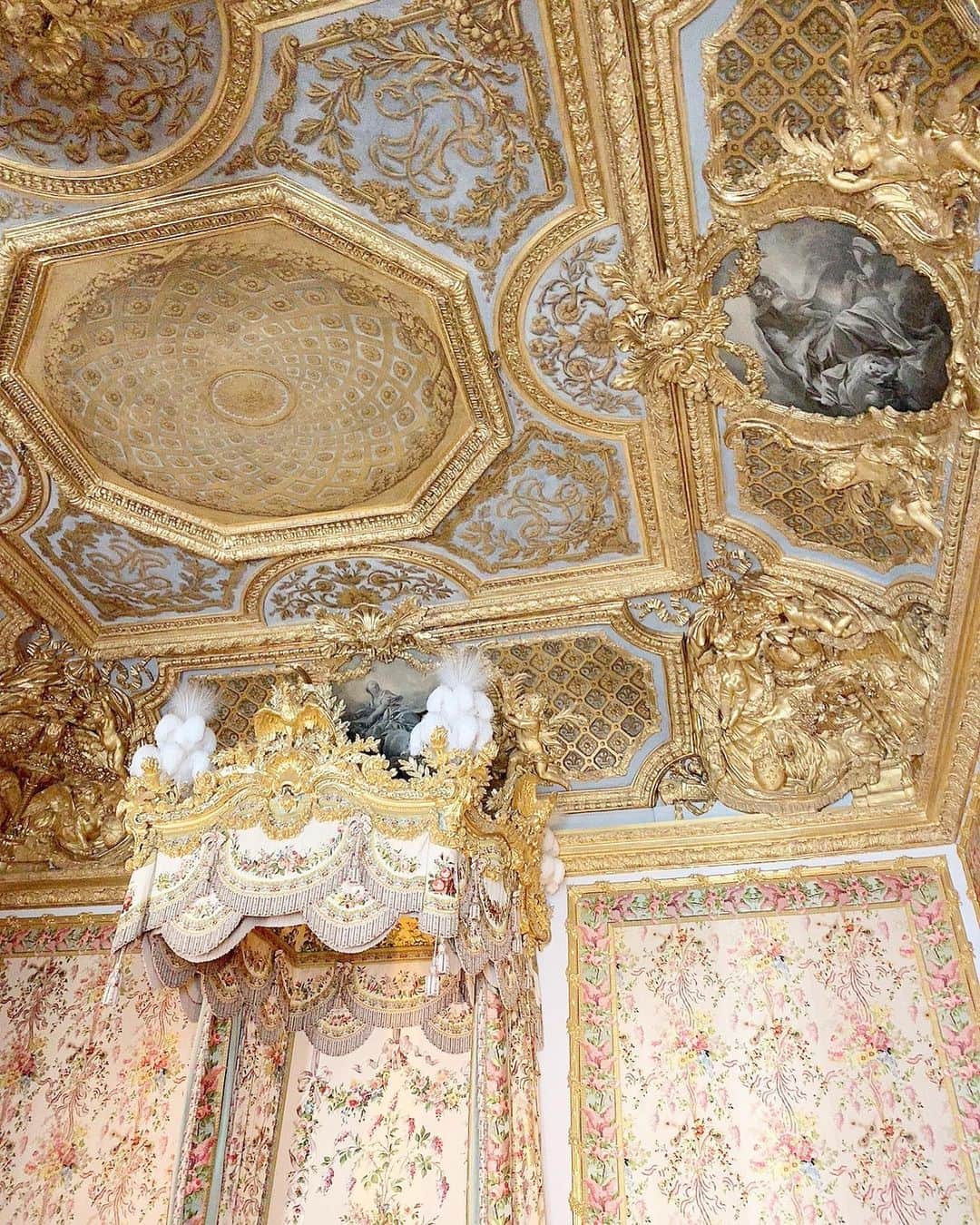 酒元麻衣（まいへー）さんのインスタグラム写真 - (酒元麻衣（まいへー）Instagram)「ヴェルサイユ宮殿のマリーアントワネットの寝室🎀こんなに美しいもの見たのは初めて。フランスに行ってよかった😢  そして無事帰国しました♡  #versaillespalace #versaille#マリーアントワネット」7月30日 23時24分 - maihee
