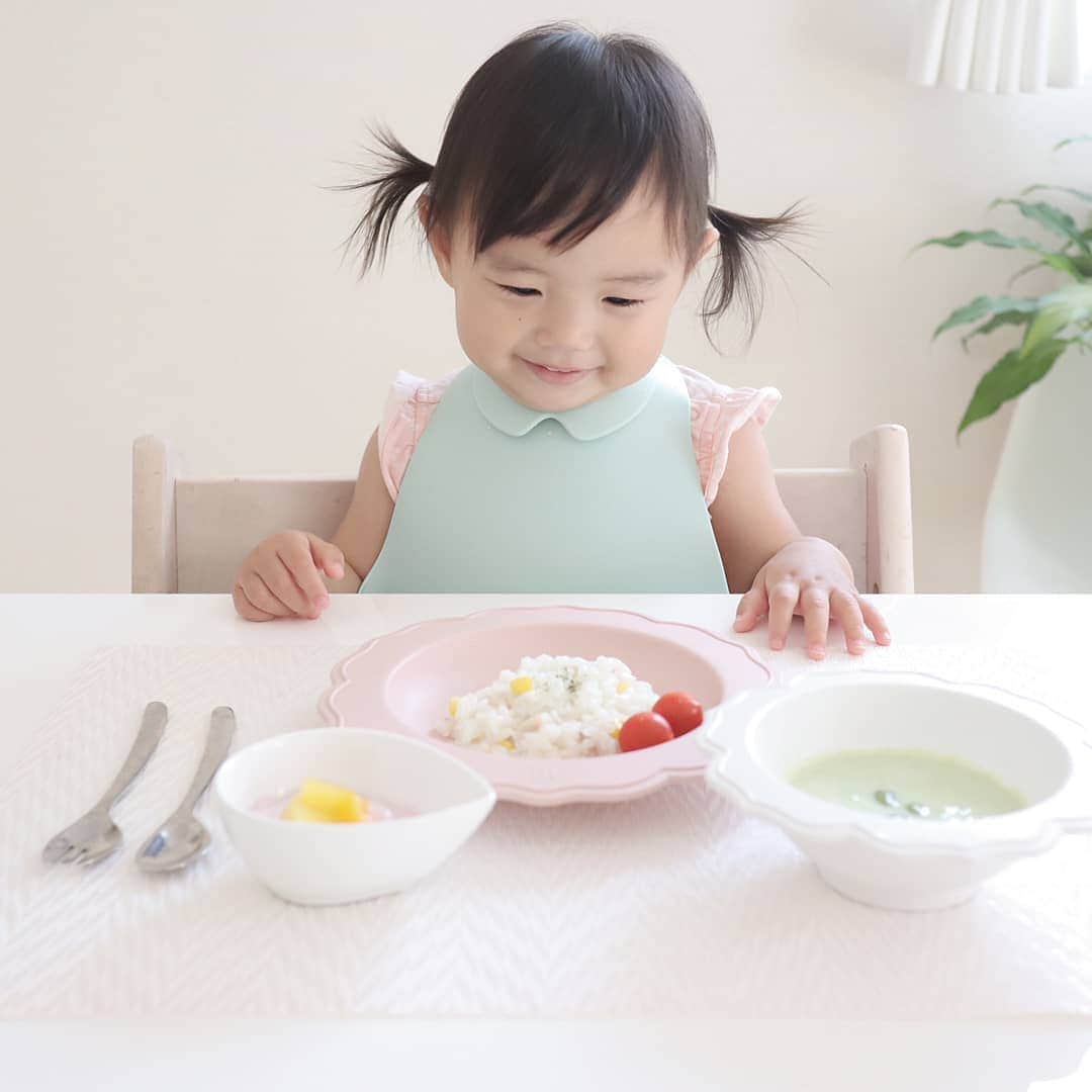 Eri Satoのインスタグラム：「毎日暑くてつらいですねー😢 ご飯の準備も大変なぐらいだけど、子ども達のためにはしっかり作らなければ···😂 · しかし最近のベビーフードってすごいですね😲✨ Mi+(ミタス) っていうベビーフードなんですが、美味しいお野菜のピューレやお出汁が小さなパウチに入っていてとっても使いやすいんです✨ · 【Mi+(ミタス)とは···】 👉日本の四季に合わせて、極力農薬を使用しない契約農家の旬な青果を使用🥕🥦 👉家食を想定して、最後の一手間を加えれば完成するレシピを同封🍳 👉添加物・保存料・調味料不使用で安心安全👑 · アカウントも離乳食作りの参考になります @mmitasu 👉https://goo.gl/d7DYwe · 今日のお昼は、 🍴野菜だし+鶏肉とコーンのリゾット(煮るだけ) 🍴枝豆のピューレ+牛乳のスープ(混ぜてチンしただけ) 🍴もものすけかぶのピューレ+ヨーグルト(混ぜただけ) にしてみました。 調味料は入れてないけど充分味があって美味しい✨ 息子用のリゾットにはとろけるチーズをかけてあげました！ · 娘は美味しいとほっぺをパチパチ叩くんですが、たくさん叩いてた～😋💕 · 珍しいお野菜も扱ってるので、いつもの離乳食にプラスするのもオススメです✨ blogにリンク貼ってるので @satoeri626 のURLから見てみてね👀 · #ミタス#離乳食#ベビーフード#こども #いのちになるごはん#赤ちゃん#ベビー#女の子#女の子ママ#モグモグ期#カミカミ期#パクパク期#野菜だし#野菜#ご飯#旬#pr」