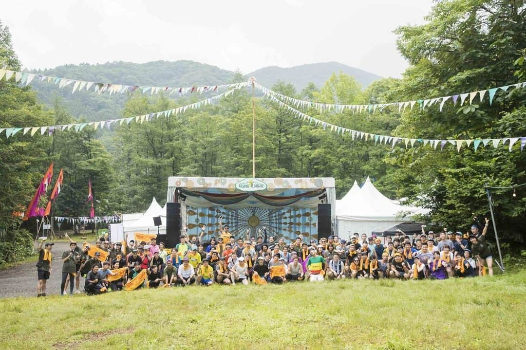 矢原里夏さんのインスタグラム写真 - (矢原里夏Instagram)「🎸﻿ FUJI ROCK FESTIVAL×RUNNING﻿ ﻿ はじめてのフジロックは、フジロックランのMCで行きました。バンドやってた頃、いつも皆が夏の思い出として楽しそうに語っていた、これがあのフジロックかと。﻿ ﻿ 1日目はオープン前の誰もいない場内に入って各ステージを巡るコース。とんでもない特別感。フジロック初めての私でも感動したなぁ。﻿ ﻿ 2日目はアップダウンの激しい山道を登って降りてのタイムトライアル。みんな凄くキツそうで凄く楽しそうでした笑。﻿ ほとんどの人が寝不足で目が赤くて、これからライブだというのに早朝から山道走ってて、私がMCで「変態の皆さーん♡」ていうたびに全員がフォーーー！！って答えるところに凄いロックを感じました。﻿ ﻿ 走る×音楽﻿ ﻿ 最高だね。﻿ あと宿ちゃ、お誕生日おめでとう☺︎﻿ ﻿ #FUJIROCK #フジロック #フジロックラン #走るひと #ランニング #マラソン」7月30日 23時34分 - rika_yahara