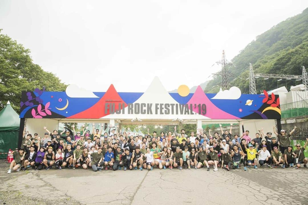 矢原里夏さんのインスタグラム写真 - (矢原里夏Instagram)「🎸﻿ FUJI ROCK FESTIVAL×RUNNING﻿ ﻿ はじめてのフジロックは、フジロックランのMCで行きました。バンドやってた頃、いつも皆が夏の思い出として楽しそうに語っていた、これがあのフジロックかと。﻿ ﻿ 1日目はオープン前の誰もいない場内に入って各ステージを巡るコース。とんでもない特別感。フジロック初めての私でも感動したなぁ。﻿ ﻿ 2日目はアップダウンの激しい山道を登って降りてのタイムトライアル。みんな凄くキツそうで凄く楽しそうでした笑。﻿ ほとんどの人が寝不足で目が赤くて、これからライブだというのに早朝から山道走ってて、私がMCで「変態の皆さーん♡」ていうたびに全員がフォーーー！！って答えるところに凄いロックを感じました。﻿ ﻿ 走る×音楽﻿ ﻿ 最高だね。﻿ あと宿ちゃ、お誕生日おめでとう☺︎﻿ ﻿ #FUJIROCK #フジロック #フジロックラン #走るひと #ランニング #マラソン」7月30日 23時34分 - rika_yahara