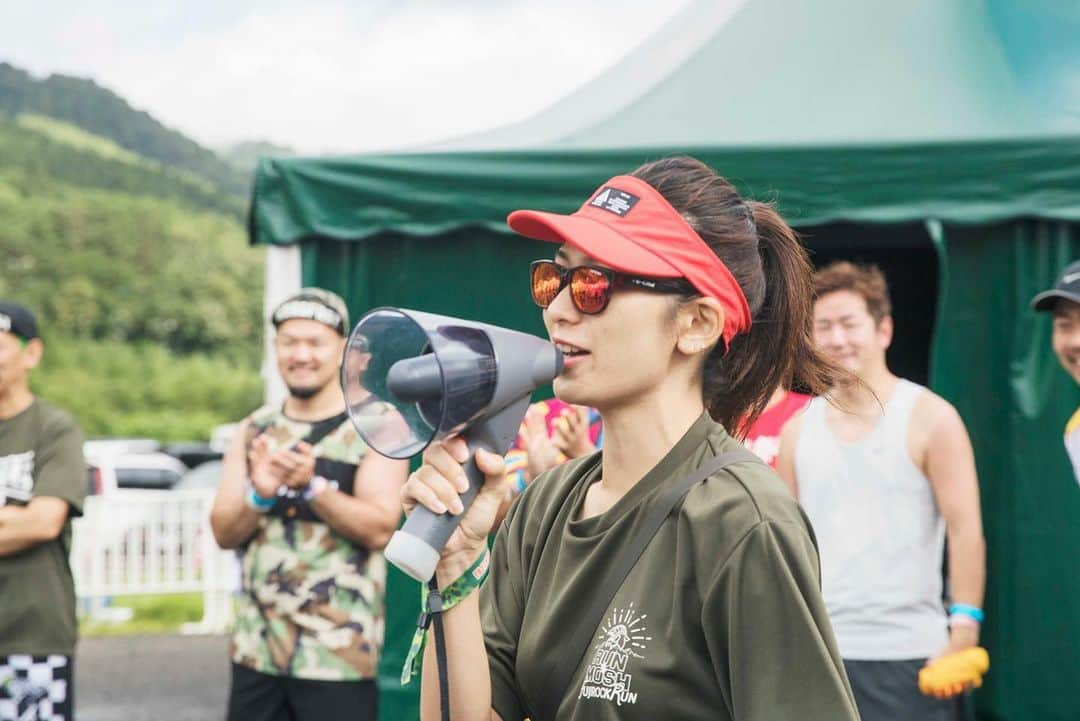 矢原里夏さんのインスタグラム写真 - (矢原里夏Instagram)「🎸﻿ FUJI ROCK FESTIVAL×RUNNING﻿ ﻿ はじめてのフジロックは、フジロックランのMCで行きました。バンドやってた頃、いつも皆が夏の思い出として楽しそうに語っていた、これがあのフジロックかと。﻿ ﻿ 1日目はオープン前の誰もいない場内に入って各ステージを巡るコース。とんでもない特別感。フジロック初めての私でも感動したなぁ。﻿ ﻿ 2日目はアップダウンの激しい山道を登って降りてのタイムトライアル。みんな凄くキツそうで凄く楽しそうでした笑。﻿ ほとんどの人が寝不足で目が赤くて、これからライブだというのに早朝から山道走ってて、私がMCで「変態の皆さーん♡」ていうたびに全員がフォーーー！！って答えるところに凄いロックを感じました。﻿ ﻿ 走る×音楽﻿ ﻿ 最高だね。﻿ あと宿ちゃ、お誕生日おめでとう☺︎﻿ ﻿ #FUJIROCK #フジロック #フジロックラン #走るひと #ランニング #マラソン」7月30日 23時34分 - rika_yahara