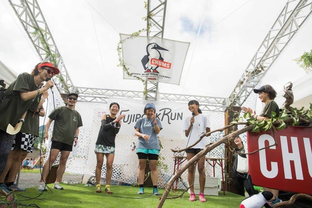 矢原里夏さんのインスタグラム写真 - (矢原里夏Instagram)「🎸﻿ FUJI ROCK FESTIVAL×RUNNING﻿ ﻿ はじめてのフジロックは、フジロックランのMCで行きました。バンドやってた頃、いつも皆が夏の思い出として楽しそうに語っていた、これがあのフジロックかと。﻿ ﻿ 1日目はオープン前の誰もいない場内に入って各ステージを巡るコース。とんでもない特別感。フジロック初めての私でも感動したなぁ。﻿ ﻿ 2日目はアップダウンの激しい山道を登って降りてのタイムトライアル。みんな凄くキツそうで凄く楽しそうでした笑。﻿ ほとんどの人が寝不足で目が赤くて、これからライブだというのに早朝から山道走ってて、私がMCで「変態の皆さーん♡」ていうたびに全員がフォーーー！！って答えるところに凄いロックを感じました。﻿ ﻿ 走る×音楽﻿ ﻿ 最高だね。﻿ あと宿ちゃ、お誕生日おめでとう☺︎﻿ ﻿ #FUJIROCK #フジロック #フジロックラン #走るひと #ランニング #マラソン」7月30日 23時34分 - rika_yahara