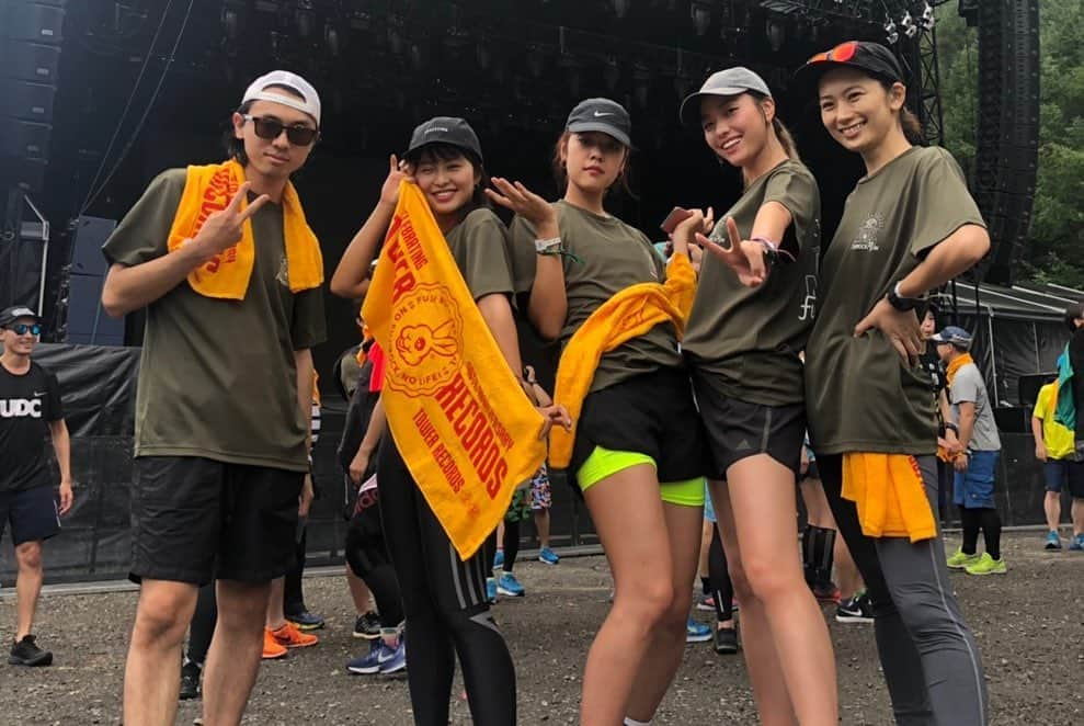 矢原里夏さんのインスタグラム写真 - (矢原里夏Instagram)「🎸﻿ FUJI ROCK FESTIVAL×RUNNING﻿ ﻿ はじめてのフジロックは、フジロックランのMCで行きました。バンドやってた頃、いつも皆が夏の思い出として楽しそうに語っていた、これがあのフジロックかと。﻿ ﻿ 1日目はオープン前の誰もいない場内に入って各ステージを巡るコース。とんでもない特別感。フジロック初めての私でも感動したなぁ。﻿ ﻿ 2日目はアップダウンの激しい山道を登って降りてのタイムトライアル。みんな凄くキツそうで凄く楽しそうでした笑。﻿ ほとんどの人が寝不足で目が赤くて、これからライブだというのに早朝から山道走ってて、私がMCで「変態の皆さーん♡」ていうたびに全員がフォーーー！！って答えるところに凄いロックを感じました。﻿ ﻿ 走る×音楽﻿ ﻿ 最高だね。﻿ あと宿ちゃ、お誕生日おめでとう☺︎﻿ ﻿ #FUJIROCK #フジロック #フジロックラン #走るひと #ランニング #マラソン」7月30日 23時34分 - rika_yahara