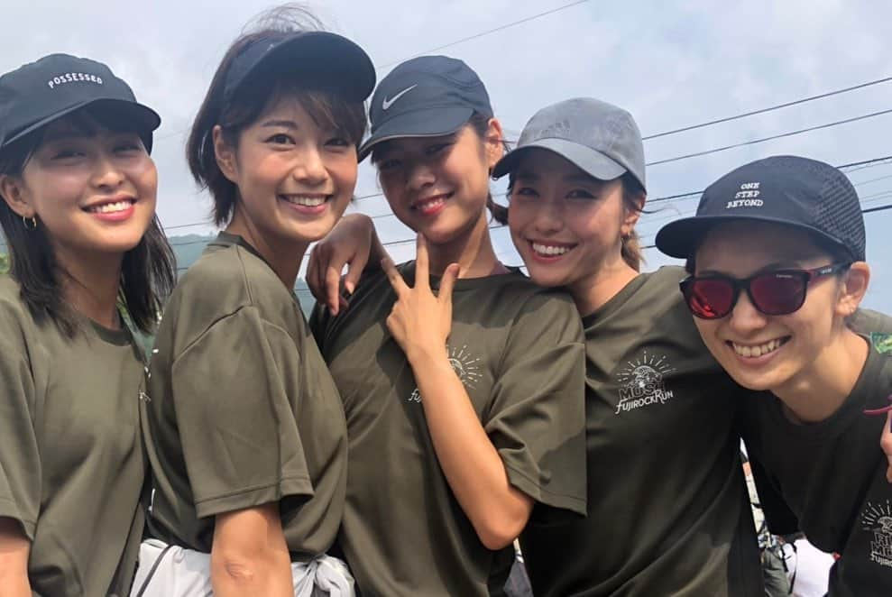 矢原里夏さんのインスタグラム写真 - (矢原里夏Instagram)「🎸﻿ FUJI ROCK FESTIVAL×RUNNING﻿ ﻿ はじめてのフジロックは、フジロックランのMCで行きました。バンドやってた頃、いつも皆が夏の思い出として楽しそうに語っていた、これがあのフジロックかと。﻿ ﻿ 1日目はオープン前の誰もいない場内に入って各ステージを巡るコース。とんでもない特別感。フジロック初めての私でも感動したなぁ。﻿ ﻿ 2日目はアップダウンの激しい山道を登って降りてのタイムトライアル。みんな凄くキツそうで凄く楽しそうでした笑。﻿ ほとんどの人が寝不足で目が赤くて、これからライブだというのに早朝から山道走ってて、私がMCで「変態の皆さーん♡」ていうたびに全員がフォーーー！！って答えるところに凄いロックを感じました。﻿ ﻿ 走る×音楽﻿ ﻿ 最高だね。﻿ あと宿ちゃ、お誕生日おめでとう☺︎﻿ ﻿ #FUJIROCK #フジロック #フジロックラン #走るひと #ランニング #マラソン」7月30日 23時34分 - rika_yahara