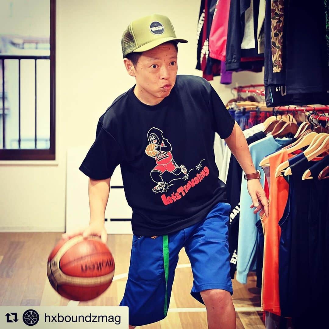 ネゴシックスのインスタグラム：「口すぼめダムダム⛹️‍♂️ #Repost @hxboundzmag with @get_repost ・・・ 発売当時、バスケットボール界に激震をあたえた伝説の問題作、 @nego6 ネゴシックスとHXBのコラボによる”トラベリング”Tシャツがカラーリングを変えて復刻しました!  今季はCHICAGOなカラーでトラベリング。  ポップかつ、どこかファニーな世界観を独特な配色で表現するイラストレーター"NEGO6" 実は元バスケ部のお笑い芸人でもある #ネゴシックス  HXBのユニフォームにAJ6カーマイン風を履いた、NEGO6のオリジナルキャラクター”モンスター”が、、、、!?? まさかの、トラベリング!!! Let’s Traveling!  みんなでトラベリングしちゃおうぜ!!! =  バスケしよー! バスケ最高! なメッセージTee。  鮮烈のハイグラフィックで、バスケを今以上に楽しめちゃうツッコミどころ満載な一枚です。  バスケをより楽しく。 PLAY FUN🏀💨💨💨 . . P/S 明日から3日間、夏季休業となりますのでWEB STOREの発送は8/3(土)〜順次となります。」