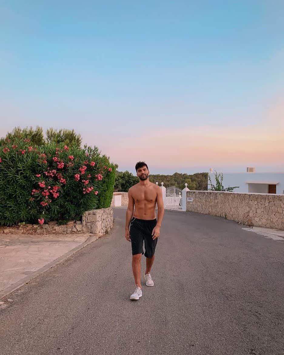 R3habさんのインスタグラム写真 - (R3habInstagram)「morning run 🏃🏽‍♂🏃🏽‍♂⁣ ⁣ gotta stay fit this summer 🤣🤣⁣ ⁣ what is your favorite way to stay active 💪🏼🍪」7月30日 23時32分 - r3hab