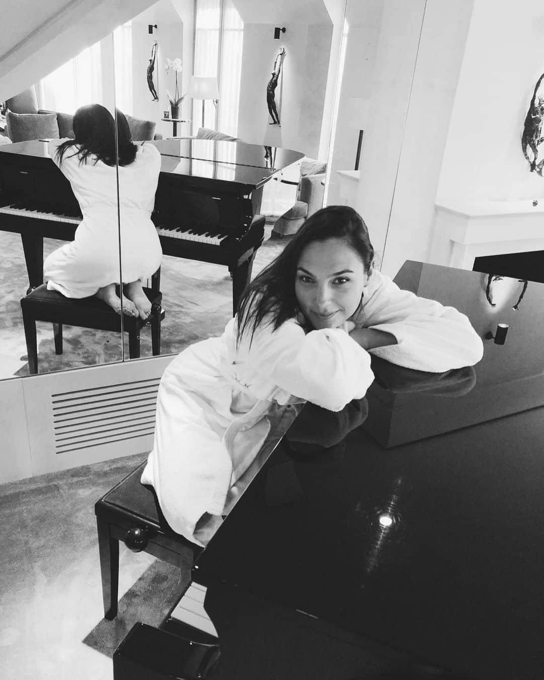 ガル・ガドットさんのインスタグラム写真 - (ガル・ガドットInstagram)「Showing off my mad piano playing skills. 🎵🎵」7月30日 23時35分 - gal_gadot